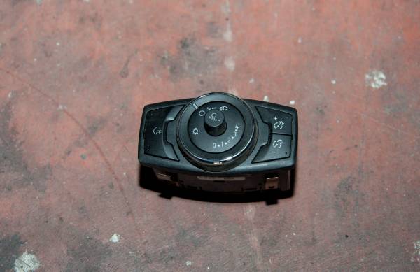 FORD TRANSİT 120 - 120 V ÇIKMA PARÇA  363 FAR DÜĞMESİ